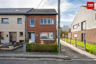 Op zoek naar een woning die je volledig naar eigen smaak kan afwerken?Dan is deze halfopen bebouwing precies wat je zoekt! Gelegen op een aangename...