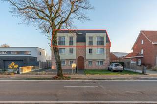 Recent ruim dakappartement met 3 slaapkamers, groot dakterras, garage, autostaanplaats en kelderberging.
Het dakappartement bestaat uit een lichtrijke leefruimte met een zithoek vooraan, een eethoek en een open keuken met aanpalende berging achteraan. De keuken geeft uit op het groot dakterras met mooi uitzicht op de groene omgeving en de weilanden achteraan.
Het slaapgedeelte bestaat uit een nachthal die uitgeeft op de drie slaapkamers waarvan twee kinderkamers, een apart toilet met handenwasser en een badkamer met lavabomeubel, douche en handdoekdroger.
Vanuit de leefruimte is er een open houten trap naar de zolderverdieping, die momenteel dienst doet als bergruimte, hier is ook de warmtepomp geplaatst. De zolderverdieping is potentieel interessant als extra berging, speelkamer, hobbyruimte, ... .
Bij het appartement hoort een mooie kelderberging, een autostaanplaats en ruime bovengrondse garagebox met elektrische poort die de koper verplicht is bij aan te kopen voor € 30.000,-
Op het dak zijn zonnepanelen geplaatst.
TROEVEN:
•Dakappartement
•Veel lichtinval.
•Energiezuinig; warmtepomp, zonepanelen.
•Ruime leefruimte.
•Berging, autostaanplaats en bovengrondse garagebox.
Het appartement wordt verkocht onder registratierechten.
Het appartement is gelegen op wandel- en fietsafstand van de winkels, openbaar vervoer en het centrum van Lille. Verder is er een vlotte verbinding naar de E34 Antwerpen - Eindhoven en naar Herentals.
Indien u meer informatie wenst of een plaatsbezoek, aarzel dan niet contact op te nemen, tel: 014/715008 of 0496/511010 of mail naar christoffel@vastgoedpicavet.be .