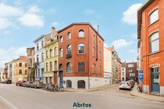 Situé au cœur historique de Gand, dans la charmante rue Baudelo (15e siècle), vous trouverez ce triplex de caractère datant de 1902. Ce bien unique allie des éléments authentiques au confort contemporain et bénéficie d’un emplacement de premier choix avec une excellente accessibilité.<br /><br />L’appartement est accessible via le hall d’entrée commun de cette élégante maison de maître. Au demi-niveau se trouve une salle de bains spacieuse, équipée d’une douche à l’italienne effet pluie, d’un WC et d’un lavabo simple, avec suffisamment d’espace pour une machine à laver et un sèche-linge.<br />Le niveau de vie vous accueille dans un séjour lumineux avec un coin salon chaleureux. La cuisine attenante est équipée d’une grande cuisinière à gaz, d’un four, d’un lave-vaisselle et d’un double évier. Depuis la cuisine, vous profitez d’une vue unique sur l’église Saint-Jacques, ainsi que d’une citation de chanson de Luc De Vos visible sur la façade, une subtile référence à l’artiste et à son œuvre.<br />Aux étages supérieurs, l’appartement dispose de trois chambres complètes. Le troisième étage comprend une grande chambre ainsi qu’une seconde pièce avec dressing intégré et toilettes privatives, offrant un confort et une intimité supplémentaires. Le quatrième étage abrite une chambre pleine de charme sous les toits, avec une vue magnifique sur les trois tours emblématiques de Gand.<br /><br />Vivre dans ce spacieux appartement, c’est profiter de la vie urbaine animée, avec commerces, restaurants et culture accessibles à pied, tout en rentrant chez soi dans le calme et le charme d’une maison de maître authentique.<br /><br /><strong>Informations pratiques :</strong>
<ul>
	<li>Loyer : 1.700 € par mois</li>
	<li>Disponible immédiatement</li>
	<li>Local à vélos commun disponible</li>
	<li>Colocation possible sous condition de domiciliation</li>
	<li>Domiciliation obligatoire</li>
</ul>
Vous recherchez un triplex spacieux et prêt à emménager en plein centre de Gand ? Ne manquez pas cette opportunité !<br /><br /><strong>Questions ? Contactez-nous :</strong><br />📞 Gaethan: 0471 08 30 35<br />📧 gaethan@abitos.be