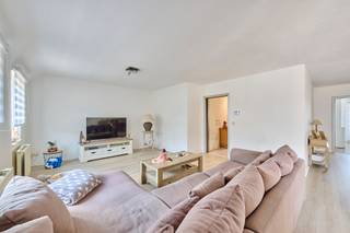 Ruimte, licht en comfort in het hart van Lommel!
Ontdek dit instapklare duplexappartement van maar liefst 204 m², waar ruimte, licht en comfort perfect samenkomen. Gelegen in het centrum van Lommel geniet je van een uitstekende ligging, met alle voorzieningen op wandelafstand.
Het appartement beschikt over 3 ruime slaapkamers, 2 moderne badkamers en een privégarage. Dankzij de royale leefruimtes, de overvloedige lichtinval en de verzorgde afwerking is dit een ideale thuis voor wie zonder zorgen wil verhuizen.
Ben je op zoek naar een ruim, volledig instapklaar appartement op een toplocatie? Dan is dit een unieke kans!