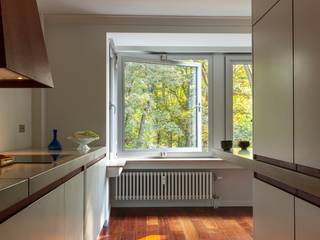 <p>Ideaal gelegen tegenover het Elisabethpark, zonder inkijk en met zicht op het park, bevindt dit prachtige architectenappartement van 140 m² zich in een rustige en groene omgeving, vlak bij het centrum van Brussel. Het metrostation Simonis ligt op slechts enkele minuten wandelen en biedt een vlotte verbinding met Dansaert, de Zavel en de verschillende wijken van het stadscentrum. Ook de Ring is snel bereikbaar. Het appartement werd volledig gerenoveerd in 2020 en omvat: inkomhal, woonkamer, twee slaapkamers, bureau, badkamer met douche, keuken, terras, wasruimte, maatwerkmeubilair/schrijnwerk en kelder. Provisie voor kosten: €250/maand (gemeenschappelijke delen, verwarming, warm en koud water). Staanplaats voor een motor of kleine wagen: €50/maand. Massief exotisch parket. EPC: D (daterend van vóór de werken). Beschikbaar vanaf 1 oktober 2026. De mooie volumes, de lichtinval en de ligging zullen u zeker bekoren! Een bezoek waard.</p>