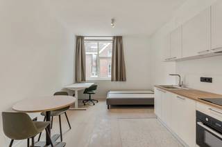 Gemeubelde studio's met een EPC A-label op een toplocatie te centrum Leuven! De verkoop geschiedt volledig onder registratierechten!<br /><br />Project bestaande uit eigentijdse, ruime en lichtrijke studio's waarvan verschillende met een slaapniveau en terrassen. <br /><br />Het project wordt gekenmerkt door grote ramen en hoge plafonds en is gelegen op een centrale ligging nabij Groep T, verschillende campussen en het station van Leuven!<br />Alle studio's beschikken over een volledig ingerichte keuken en een badkamer met een inloopdouche, een wastafel met een spiegel en een toilet.<br /><br />Door een goede isolatie, lucht-lucht warmtepompen, zonnepanelen en hoogwaardig glas zijn deze studio's zeer energiezuinig en allen voorzien van een EPC label A en zijn ze klaar voor de toekomst!<br /><br />Voor degene die de studio niet zelf in gebruik nemen en willen verhuren, bieden we een huurgarantie voor academiejaar '26-'27.<br /><br />Voor meer info of een bezoek ter plaatse kan u contact opnemen via arnaut@immojanstas.be of 0495/292080!