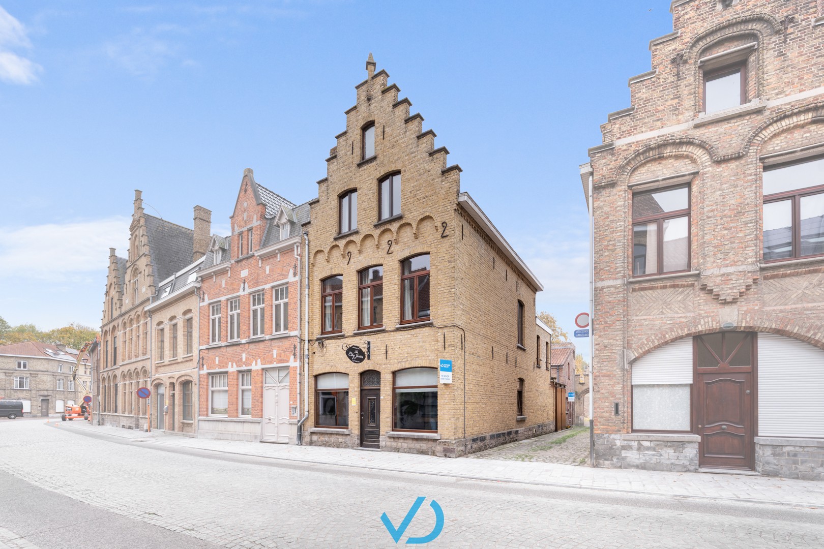 Uitzonderlijk ruime herenwoning met aparte studio in het historische centrum van Ieper! - foto 1
