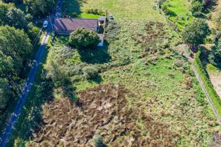 Terrain à bâtir situé en zone d'habitat à caractère rural.<br />Cadastré section D numéro 58W9P0000.<br />D'une contenance mesurée de 17 ares 26 centiares.<br />Largeur de 20m et profondeur de 59m.<br /><br />Prescriptions urbanistiques reçues de l'Administration communale en Novembre 2025 :<br />• Type de bâtiment constructible: Maison unifamiliale classique de type 4 façades.<br />• Recul par rapport aux voisins : Il est préconisé de maintenir un recul de 3 mètres entre la construction et les<br />limites latérales de la parcelle.<br />• Recul par rapport à la voirie : Le bâtiment devra respecter un recul de +- 6 mètres par rapport à la voirie.<br /><br />Le terrain se situe en zone d'assainissement collectif non opérationnel, ce qui implique l'installation de fosses septiques avant rejets.<br />La présence d'un fossé longeant la parcelle devra faire l'objet d'un comblement pour la viabilisation des terrains.<br />Ce terrain présente également le passage d'un cours d'eau non navigable avec une servitude de passage au profit de la SPW agriculture.<br /><br />Publicité à caractère non contractuelle et ne constituant pas une offre.<br /><br />Informations via Sara Jockin au 0470.28.96.83 ou via sara.jockin@weinvest.be
