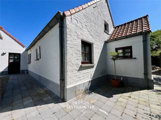 In de rustige Hostenstraat, verscholen in een groene en residentiële omgeving, vind je dit charmante vissershuis dat meteen een gevoel van geborgenheid oproept. Het is een woning met karakter en ziel, waar de traditie van de kust perfect samenkomt met hedendaags comfort. Hier woon je niet in de drukte van de zeedijk, maar geniet je van een sereen dorpsgevoel, met toch alles vlakbij.<br />De woning werd grondig vernieuwd in 2005 en is met veel zorg onderhouden, waardoor ze instapklaar is voor wie meteen wil verhuizen of er een gezellig vakantieverblijf van wil maken. Dankzij de aanwezigheid van een ruime garage, meerdere slaapkamers en een tuin biedt dit huis verrassend veel mogelijkheden, zowel voor jonge gezinnen als voor koppels die kiezen voor een comfortabeler leven aan zee.<br />De leefruimte straalt warmte en authenticiteit uit, met details die herinneren aan de klassieke kuststijl. Tegelijk geniet je van een praktische indeling die het dagelijks leven vergemakkelijkt. Een extra troef is dat wonen op het gelijkvloers perfect mogelijk is, wat het huis toegankelijk maakt voor alle generaties. De tuin vormt een oase van rust: een plek waar kinderen kunnen spelen, waar je met vrienden kan aperitieven of waar je simpelweg tot rust komt in de buitenlucht.<br />De ligging van dit vissershuis is een absolute meerwaarde. Je woont in een rustige straat zonder doorgaand verkeer, maar toch op wandel- en fietsafstand van winkels, horeca, sportfaciliteiten en openbaar vervoer. Het strand en de duinen zijn makkelijk bereikbaar, waardoor je in een oogwenk kan genieten van een lange strandwandeling of een dagje zee. Ook de E40 ligt vlakbij, wat zorgt voor een uitstekende verbinding naar de rest van de kust en het binnenland.<br />Dit vissershuis is ideaal voor wie zoekt naar authenticiteit, rust en een warme thuisbasis. Of je nu droomt van een vaste woonst met karakter, een tweede verblijf waar je met volle teugen kan genieten, of een investering in een woning met ziel – hier voel je dat elke steen een verhaal vertelt.<br /><br /><br />Benieuwd of dit jouw nieuwe thuis kan worden? Bel ons vandaag nog voor een bezoek en laat je betoveren door de charme van dit unieke vissershuis in Koksijde.<br />Vg-Wg-Gmo-Gvkr-Gvv-EPC : 809 kWh/m2 (Label F – Renovatieplicht)<br />Waterinfo : P-Score = A, G-Score = A<br /><br />Dit is niet wat je zoekt ? Al gehoord van AANKOOPBEGELEIDING ? Wij zoeken, bezoeken en onderhandelen mee met jou voor eigendommen die worden aangeboden door particulieren, andere makelaars of eigendommen die zelfs (nog) niet te koop staan?<br />Vraag meer informatie over aankoopbegeleiding via welkom@dehuisleverancier.be of 0489/069.000<br /><br />de Huisleverancier : Persoonlijk, voor iedereen Service, Kwaliteit en Vertrouwen !