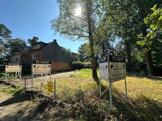 <p><span>Droomt u ervan uw eigen woning te bouwen in het groene Brasschaat? Op deze bouwgrond van 600 m² in de Hoge Kaart krijgt u de kans om een thuis te bouwen die volledig aansluit bij uw wensen, vandaag én in de toekomst.</span></p><p><span> </span></p><p><span>Omringd door het groen geniet u hier elke dag van rust en privacy, terwijl scholen, winkels en belangrijke invalswegen richting Antwerpen en Nederland zich op slechts enkele minuten bevinden. Een locatie waar natuur en bereikbaarheid moeiteloos samengaan.</span></p><p><span> </span></p><p><span>De bouwvoorschriften laten een woning toe met drie bouwlagen en een hellend dak, aangevuld met een garage of carport. Droomt u van een lichtrijke leefruimte, een thuiskantoor, praktijkruimte, kelder, poolhouse of een zwembad? Hier krijgt u de ruimte om uw ideeën werkelijkheid te maken.</span></p><p><span> </span></p><p><span>U heeft de vrijheid om de bouwgrond aan te kopen en uw eigen bouwtraject te bepalen. Wenst u graag een totaalconcept? Verschillende bouwformules, van ruwbouw winddicht tot een volledig sleutel-op-de-deurconcept, kunnen optioneel aangeboden worden. Met transparante detailprijzen en een duidelijk lastenboek krijgt u een helder overzicht van de mogelijkheden om uw toekomstige woning te realiseren. (de visualisaties zijn niet gebaseerd op de maximale mogelijkheden)</span></p><p><span> </span></p><p><span>Benieuwd naar de mogelijkheden of de bouwvoorschriften? Neem gerust contact op via </span><span><span>shania@janssenenjanssen.be</span></span><span>. </span></p><p><span> </span></p><p><span>Misschien zet u hier binnenkort de eerste stap naar uw nieuwe thuis. Tot snel!</span></p><p><span> </span></p><p><span>Bouwvoorschriften LOT 3</span></p><ul><li><span>Halfopen bebouwing</span></li><li><span>Straatbreedte: 7m</span></li><li><span>Diepte: 60m</span></li><li><span>Maximale bouwdiepte:</span><ul><li><span>gelijkvloers: 13m</span></li><li><span>eerste verdieping: 13m</span></li><li><span>tweede verdieping (onder schuin dak): 9m</span></li></ul></li><li><span>Gevelbreedte: min. 6m</span></li><li><span>Bijgebouwen: max. 40m² </span></li></ul><p><span> </span></p><p><span>Overige beschikbare loten</span></p><p><span>LOT 1: GB 420m² - €199.000</span></p><p><span>LOT 2: HOB 600m² - €264.000</span></p><p><span> </span></p>