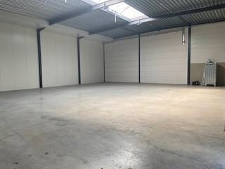 Deze ruime en instapklare loods is gunstig gelegen in een ambachtelijke zone, niet ver van de oprit van de autosnelweg in Menen. Ideaal voor...