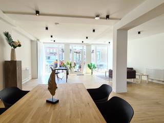 KANTOOR/WINKEL/HORECAZAAK, ZONNEPANELEN, ACHTERLIGGENDE PARKING met LAADPAAL. TOPGELEGEN op de Markt van Frasnes. INDELING: grote handelsruimte...