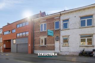 In een eenrichtingsstraat en met centrale ligging te Wemmel, nabij Relegem, vinden we deze charmante woning met een mooi perceel van 4a05ca. Deze eigendom biedt een uitstekende opportuniteit voor wie op zoek is naar een renovatieproject met karakter en potentieel. De zuidoost georiënteerde tuin vormt een absolute troef.IndelingDe woning omvat op het gelijkvloers een inkomhal, een ruime leefruimte en een aparte keuken met aansluitend de badkamer. Achteraan geniet u van zicht en toegang tot de tuin.Op de eerste verdieping bevinden zich twee volwaardige slaapkamers en een nachthal.Verder beschikt de woning over een zolderruimte, die mogelijkheden biedt tot extra inrichting, alsook een kelder met praktische bergruimte. Buiten zijn er bijkomende bergingen aanwezig.Karakteristieken- Te renoveren woning met authentieke elementen- Perceeloppervlakte: 4a05ca- Zuid-oost georiënteerde tuin- Centrale ligging in Wemmel, nabij Relegem- Twee slaapkamers + uitbreidingsmogelijkheden via de zolder- Kelder en buitenbergingen aanwezig- Bestuursmaatregelen in het maatregelenregister: nee- EPC F, aldus renovatieplicht binnen 6jDeze woning is ideaal voor handige kopers of investeerders die op zoek zijn naar een project met potentieel op een gegeerde locatie. Mits de nodige renovatiewerken kan deze eigendom worden omgevormd tot een warme thuis, volledig naar eigen smaak en normen. Contacteer ons vandaag nog voor meer informatie of een bezoek ter plaatse via 02 460 80 46 of info@structura.be