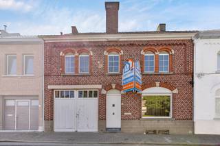 <p>Deze <strong>bijzonder ruime woning</strong> biedt <strong>uitzonderlijk veel mogelijkheden</strong> en is ideaal voor een groot gezin, een zelfstandige of een handige doe-het-zelver. Een grote troef is het <strong>achterliggende bijgebouw</strong>, ideaal als atelier of werkruimte.</p><p>Op het gelijkvloers bevinden zich een ontvangstruimte (ook geschikt als bureau), een apart toilet, een wasruimte, een trappenhal en een nog aan te sluiten lift. De grote ruimte biedt de mogelijkheid om een <strong>royale leefruimte met open keuken</strong> te creëren, met uitzicht op de binnentuin en het terras.</p><p>Verder beschikt de woning over een <strong>inpandige garage</strong> met smeerput, een kelder met cv-ruimte en extra bergruimte. Via de binnenkoer bereikt u het achterliggende bijgebouw.</p><p>De eerste verdieping omvat een leefruimte, keuken, apart toilet, badkamer met douche en <strong>twee volwaardige slaapkamers</strong>. Vanuit de zithoek heeft u toegang tot een <strong>zonnig terras</strong> over de volledige breedte van de woning.</p><p>Op de tweede verdieping bevinden zich een berging en <strong>twee ruime kamers</strong> die nog volledig naar eigen wens kunnen worden afgewerkt.</p><p>Dankzij de stevige betonnen gewelven en de vele ruimte biedt deze woning <strong>enorm veel potentieel</strong>. Bovendien geniet u van een <strong>centrale ligging</strong> op wandelafstand van winkels, scholen, zorgvoorzieningen en de wekelijkse markt.</p>