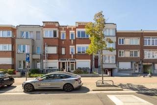 Voor de huizenjagers die graag de vrijheid hebben om hun eigen ding te doen: ontdek dit appartement van ca. 82 m² met terras, gelegen op de 2e verdieping van een charmant, kleinschalig gebouw in Merksem. In de hal valt er dankzij het authentieke dakraam zelfs op een sombere dag veel licht binnen.
Via de inkomhal betreedt u de ruime leefruimte, waar de brede raampartijen zorgen voor een mooie natuurlijke lichtinval. Aansluitend bevindt zich de keuken met toegang tot het ZWgeoriënteerd overdekt terras met zicht op het groen. Verder beschikt het appartement over een ruime slaapkamer met aansluitende badkamer, die indien gewenst van functie kunnen wisselen, en een extra kamer die perfect dienst kan doen als bureau of dressing. Een private kelder zorgt tot slot voor de nodige extra bergruimte.
Het appartement wordt verwarmd via centrale verwarming met een condensatieketel van Vaillant uit 2009. De ramen zijn deels uitgevoerd in aluminium en deels in hout en beschikken over enkel glas.
Hoewel het appartement aan vernieuwing toe is, biedt het heel wat mogelijkheden om er volledig naar eigen smaak uw droomwoning van te maken.
Uw nieuwe thuis is Rustig gelegen nabij Park Roosendaal en het Bouckenborghpark, met winkels, scholen, openbaar vervoer en belangrijke invalswegen binnen handbereik.
Stedenbouwkundige inlichtingen in aanvraag.
Voor meer informatie of een gratis waardebepaling van uw vastgoed kan u een aanvraag invullen op onze website of even bellen op het nr. 03/345.88.99.