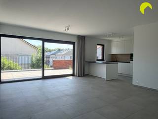 <p><span>Energiezuinige éénslaapkamerappartement te Wilrijk!</span></p><p><span>Alle belangrijke invalswegen, dagelijkse winkels en openbaar vervoer zijn in de onmiddellijke omgeving en er is een zeer goede verbinding naar Antwerpen en Brussel.</span></p><p><span> </span></p><p><span>Indeling:</span></p><p><span>We betreden het appartement via de inkomhal met apart toilet met handenwasser. De leefruimte beschikt over veel natuurlijk lichtinval dankzij de grote raampartijen, aansluitend vinden we de open keuken ingericht met kasten, een inductie plaat, dampkap, koelkast en diepvries, vaatwasser en gootsteen.  </span></p><p><span>Via de keuken is er toegang tot de berging waar er aansluiting is voor wasmachine en droogkast. Vanuit de leefruimte heeft u toegang tot het aangename zuidgericht terras (17m²).</span></p><p><span>Verder is er één slaapkamer (12m²), met ingemaakte kasten. </span></p><p><span>De badkamer is voorzien van een inloopdouche en een dubbel lavabomeubel.</span></p><p><span> </span></p><p><span>Bijzonderheden:</span></p><ul><li><span>Lage gemeenschappelijke kosten: €75/maand (minuterie, poetsdienst, lift, ...)</span></li><li><span>Vloerverwarming </span></li><li><span>Zonnepanelen </span></li><li><span>Warmtepomp</span></li><li><span>EPB in aanvraag (nieuwbouw)</span></li><li><span>Huurwaarborg: 3 maanden </span></li><li><span>Plaatsbeschrijving €225 </span></li><li><span>Beschikbaar: onmiddellijk</span></li><li><span>Gordijnen + verlichting zijn voorzien</span></li><li><span>Stalplaats voor fiets in het gebouw</span></li></ul><p><span> </span></p><p><span>Boek nu zelf ONLINE uw afspraak in. Surf naar het betreffende eigendom op onze website <span>www.habicom.be</span></span><span> en klik op de roze knop </span><span>'PLAN EEN BEZOEK'</span><span>. <br />Kies het moment dat u het beste uitkomt, vul de gevraagde contactgegevens in en klik nadien op verzenden om te bevestigen.</span></p><p><span> </span></p>