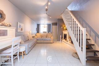 <p>Deze verzorgde woning in de Deinzestraat te Oudenaarde combineert een aangename woonomgeving met een praktische indeling en een aantal mooie extra troeven. De woning bevindt zich op een gunstige locatie, nabij het centrum van Oudenaarde. Scholen, winkels, horeca en openbaar vervoer zijn vanuit de omgeving gemakkelijk bereikbaar.</p><p>Bij het betreden van de woning komen we terecht in een ruime leefruimte die aansluit op de op te frissen keuken. Aansluitend beschikt de keuken over een praktische keukenberging, ideaal voor extra voorraad.<br />Op het gelijkvloers bevindt zich eveneens de badkamer met toilet.</p><p>Op de eerste verdieping treffen we twee ruime slaapkamers.<br />De woning beschikt daarnaast over een toegankelijke zolder, bereikbaar via een vaste trap. Deze ruimte biedt heel wat mogelijkheden en kan, afhankelijk van de noden, dienstdoen als hobbyruimte, bureau, extra bergruimte of eventueel verder worden ingericht. <br />Daarnaast is er ook een kelder, wat zorgt voor bijkomende praktische opslagruimte.</p><p>Een absolute troef is de aangename tuin met zuidwestelijke oriëntatie, als ook de 10 zonnepanelen wat bijdraagt aan een energiezuiniger wooncomfort.</p><p>Op zoek naar een instapklare woning met tuin nabij het centrum van Oudenaarde en de belangrijke invalswegen? Dan is deze woning zeker een bezoek waard! Contacteer ons en ontdek het zelf tijdens een bezoek ter plaatse.</p>