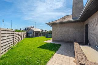 This house for sale is located along the Dahlialaan in Ostend. Because all essential spaces are on the ground floor, this home is completely life-cycle resistant and you can continue to live there comfortably and carefree.<br />This bungalow is located near the center of Ostend, numerous shops and all major access roads. <br /><br />Layout: <br />* Ground floor:<br />- entrance hall with cloakroom<br />- spacious living space<br />- kitchen equipped with a double sink, induction stove, fridge, oven, steam oven, microwave and fridge<br />- very spacious terrace with access to a beautiful garden with garden house<br />- bedroom 1 (12m²) with bathroom (rain shower, bathroom cabinet with mirror cabinet and toilet)<br />- bedroom 2 (16m²) <br />- bedroom 3 (6m²) <br />- storage<br />- separate toilet with hand wash basin<br /><br />* First floor: <br />- bedroom 4 (27m²) <br />- dressing room with additional bathroom furniture and toilet (possibility to create an ensuite bathroom)<br /><br />* Basement<br />- very spacious basement divided into several compartments, including facilities for connecting a washing machine. <br />There is also immediate access to the garden from the basement.<br /><br />The house also has a spacious garage and driveway with space for 3 cars.<br /><br />Pluses: <br />- residential residential area<br />- centrally located home<br />- sunny garden<br />- spacious garage<br />- driveway with space for 2 to 3 cars<br />- you enjoy a smooth connection to Jabbeke, Bruges, Zandvoorde,... <br />- child-friendly environment<br />- full basement<br />- close to many amenities<br />- living on the ground floor is perfectly possible<br /><br />A unique opportunity for those looking for a spacious home with expansion potential in a desirable location. Get in touch today for an on-site visit!<br /><br />Register of measures: pending