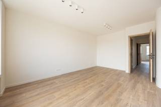 Recent gerenoveerd appartement met 2 slaapkamers nabij Park Spoor Noord!<br /><br />Dit volledig gerenoveerde appartement bevindt zich in een kleinschalig gebouw met slechts twee wooneenheden en een garage. Het is centraal gelegen in de bruisende wijk 2060 Antwerpen vlak bij Park Spoor Noord, winkels, scholen, openbaar vervoer en het stadscentrum.<br /><br />Via de inkomhal krijgt u toegang tot de lichtrijke leefruimte met een moderne open keuken, uitgerust met kwalitatieve Bosch-toestellen. Vanuit de hal bereikt u de stijlvolle badkamer met een moderne inloopdouche met regendouchekop en lavabo, de twee slaapkamers van respectievelijk 14 m² en 8 m² en een apart toilet.<br /><br />Dankzij de recente totaalrenovatie is het appartement volledig instapklaar. De combinatie van de rustige kleinschaligheid, de kwalitatieve afwerking en de centrale ligging maakt dit appartement ideaal als eigen woning of als interessante investering.<br /><br />Troeven:<br /><br />- Recente totaalrenovatie (2026)<br />- Gunstige EPC score 126 (B label)<br />- Kleinschalig gebouw met lage kosten<br />- Vernieuwde CV-ketel op gas<br /><br />62m2 bewoonbare oppervlakte cfr EPC. <br /><br />Asbestattest in aanvraag.<br /><br />Wenst u een bezoek of meer informatie? Dan kan u ons steeds contacteren via info@dvarealestate.be of via 03/297.00.00.