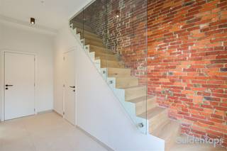 Vous êtes à la recherche d'une maison entièrement rénovée et économe en énergie dans un emplacement de choix à Berchem ? Cette charmante maison est...