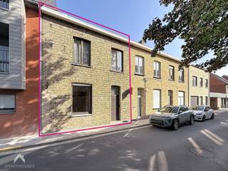 <p>Te renoveren burgerwoning, gelegen in het hart van Ieper, op wandelafstand van de Markt, vestingen, het station, winkels, diensten en het Hamiltonpark.</p>
<p>De woning omvat een inkomhal met vestiairekast, een leefruimte met eet- en zithoek en een aansluitende keuken. Vanuit de keuken is er rechtstreeks toegang tot de gezellige en onderhoudsvriendelijke stadstuin.</p>
<p>Op het gelijkvloers bevindt zich eveneens een badkamer met douche, lavabo en toilet. De droge kelder biedt extra bergruimte en beschikt over aansluitingen voor wasmachine en droogkast.</p>
<p>Op de eerste verdieping bevinden zich twee ruime slaapkamers en een afzonderlijk toilet. Via de vaste trap in de nachthal bereikt u de ruime zolder, die mogelijkheden biedt voor een derde slaapkamer of hobbyruimte.</p>
<p></p>
<p>Extra troeven:</p>
<p></p>
<ul>
<li>Centrale ligging in Ieper</li>
<li>Gezellige en onderhoudsvriendelijke stadstuin</li>
<li>Droge kelder met aansluitingen voor wasmachine en droogkast</li>
<li>Vaste trap naar ruime zolder</li>
<li>Verwarming op gas met radiatoren</li>
<li>Op wandelafstand van Markt, vestingen, station en winkels</li>
<li>Ideaal als eerste woning, renovatieproject of investering</li>
</ul>
<p></p>
<p>Deze woning is te koop ZONDER makelaar via het concept van Smart Houses! Wenst u verdere inlichtingen of een bezoek? Contacteer rechtstreeks de eigenaar via <span>+32478206660</span></p>