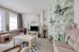 <strong>Ruim 2-slaapkamerappartement met mogelijkheid tot dakterras.<br /><br /></strong>Op een centrale locatie in Temse bevindt zich dit lichtrijke appartement met een bewoonbare oppervlakte van ca. 81 m². Het appartement biedt een praktische en ruime indeling met twee volwaardige slaapkamers en een aangenaam overdekt terras. Een bijzondere extra troef is de mogelijkheid om boven de achterliggende garages een bijkomend dakterras van ca. 25 m² te creëren.<br /><br /><strong>Indeling<br /></strong>Via de inkomhal met apart gastentoilet bereiken we de ruime leefruimte. Dankzij de grote raampartijen geniet deze ruimte van veel natuurlijke lichtinval en is er voldoende plaats voor zowel een gezellige zithoek als een volwaardige eethoek.<br /><br />Aansluitend bevindt zich de afzonderlijke keuken, voorzien van voldoende kastruimte en de nodige toestellen.<br /><br />Verder beschikt het appartement over twee volwaardige slaapkamers en een badkamer voorzien van een wastafel en douche.<br /><br />Aan de achterzijde bevindt zich een aangenaam overdekt terras waar u in alle rust van de buitenlucht kunt genieten. Bijkomend de mogelijkheid om boven de achterliggende garages een dakterras van ca. 25 m² te creëren.<br /><br />Tot slot beschikt het appartement over een ruime privatieve garagebox.<br /><br /><strong>Bijzonderheden<br /></strong>EPC-label D, geen renovatieverplichting.<br />Ramen aan de voorzijde voorzien van triple glas.<br />Elektrische installatie conform.<br />Asbestveilig.<br />Verhuurd.<br />Lage gemeenschappelijke kosten.<br />Mogelijkheid tot het creëren van een bijkomend dakterras van ca. 25 m².<br />Garagebox verplicht mee aan te kopen voor € 20.000.<br /><br /><strong>Ligging<br /></strong>Het appartement is centraal gelegen in Temse, met tal van voorzieningen binnen handbereik. Winkels, scholen, horeca en openbaar vervoer bevinden zich in de nabije omgeving. Ook de belangrijkste invalswegen zijn vlot bereikbaar, waardoor er een goede verbinding is richting Antwerpen, Sint-Niklaas en omliggende gemeenten.