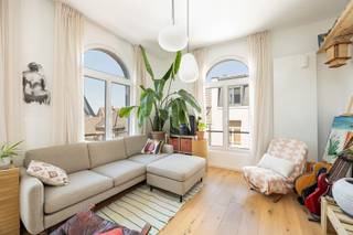 <p><span>Ben je op zoek naar je eigen hippe stek in hartje Antwerpen, waar je letterlijk alleen nog je verhuizing hoeft te plannen? Dit waanzinnige hoekappartement aan de Jan Van Lierstraat 1 biedt de perfecte mix van een toplocatie, modern comfort en een geweldige vibe. In 2023 onderging het een complete totaalrenovatie, waardoor alles gloednieuw en perfect afgewerkt is. Ideaal als eerste eigen thuis of als slimme investering!</span></p><p><span>De highlights:</span></p><ul><li><span>Totaalrenovatie van 2023: Volledig instapklaar, modern en zorgeloos wonen.</span></li><li><span>Perfect technisch rapport: Een uitstekend EPC B-label, conforme elektrische keuring en volledig asbestveilig. </span></li><li><span>Overvloed aan licht: Gelegen op een hoek met grote raampartijen in twee gevels.</span></li><li><span>Toplocatie: Midden in de levendige en hippe Universiteitsbuurt.</span></li></ul><p><span>Indeling en troeven: Je komt binnen in een lichte, sfeervolle leefruimte waar het daglicht dankzij de twee raamgevels prachtig binnenstroomt. De open keuken sluit hier perfect op aan en is voorzien van alle eigentijdse toestellen. Verder beschikt het appartement over een gezellige, rustige slaapkamer en een trendy badkamer met een comfortabele inloopdouche. Super praktisch zijn de aparte wasplaats/berging in het appartement én een extra private kelderberging voor al je spullen.</span></p><p><span>De buurt: Je woont hier in het kloppende hart van de stad. Gezellige koffiebars, hippe lunchplekken, de leukste terrasjes en de universiteitscampussen liggen letterlijk om de hoek. Zin in cultuur, shoppen of een avondje uit? Alles is op wandel- of fietsafstand bereikbaar. Met een Velo-station vlakbij en uitstekend openbaar vervoer verplaats je je bovendien razendsnel door heel Antwerpen.</span></p><p><span>Benieuwd naar dit unieke appartement? Maak snel een afspraak voor een bezoek via 03/646.66.55 of lynn@sinjoor.be </span></p>