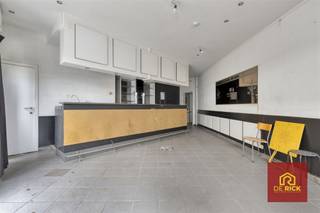 This commercial space (former café 'Den Ajuin') with living quarters at prime location is a unique for the enthusiast. On the ground floor is the former café area with toilet. The 2 floors can be converted into living space. There is also a basement. The attic can also be converted.Like to visit ? Marc 0475-595959