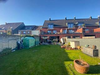 <strong>Wevelgem - Prachtig en recent appartement met staanplaats en grote tuin te huur.</strong><br /><br /><strong>Dit appartement bestaat uit:</strong><br />inkom, apart toilet, 1 slaapkamer, badkamer, living met open keuken<br /><br /><strong>Pluspunten aan dit appartement is:</strong><br />+ Zeer verzorgde blok met goede rustige huurders<br />+ Recente bouw<br />+ Veel lichtinval<br />+ Zicht op de tuin vanaf de keuken en leefruimte<br />+ Zeer energiezuinig<br />+ Aanpalende parking<br />+ Staanplaats inbegrepen<br />+ Grote tuin met uitweg<br />+ Vaatwasmachine<br /><br /><strong>Interesse? </strong>Klik hier! https://mijnhuurprofiel.be/property/3e13ac06-abec-4791-9fb5-1ec088b46f13