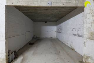 <p><span>In de vogeltjeswijk te Hoboken vinden we deze parkeerplaats. </span></p><p><span>Er zijn zes parkeerplaatsen beschikbaar, deze kunnen apart aangekocht worden (13.500 euro) of allemaal samen als perfecte investering.</span></p><p><span>Momenteel zijn deze parkeerplaatsen verhuurd.</span></p><p><span> </span></p><p><span>De parkeergarage is voorzien van een automatische poort met afstandbediening en een ruime inrit.</span></p><p><span> </span></p><p><span>Overstromingsgevoeligheid:</span></p><p><span>P-score (perceelscore): D</span></p><p><span>G-score (gebouwscore): A</span></p><p><span> </span></p><p><span>Voor een bezoek ter plaatse kan u ons contacteren op het nummer 03 449 42 41 of mail ons via hallo@habicom.be</span></p><p><span>Benieuwd naar de waarde van jouw woning?  Check het gratis op <span>www.watismijnhuiswaard.be</span></span></p><p><span> </span></p>