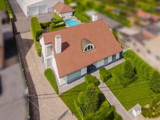 Polyvalent bedrijfsgebouw met luxueuze woning te koop te Lendelede op een totale grondoppervlakte van 3.704m². <br /><br />Bedrijfsgebouw bestaande uit een moderne loods van ca. 675m² , een tussenverdiep van ca. 300m², een ruime kelder met goederenlift van ca. 385m² en een bijhorende moderne kantoorruimte van ca. 375m². Ruime private parking aanwezig. <br /><br />Luxueuze woning met bewoonbare oppervlakte van 298m² ingericht en afgewerkt met hoogwaardige materialen. Aanwezigheid van bijgebouw en zwembad. <br /><br />Specificaties bedrijfsgebouw:<br />- opgebouwd in 2 gedeelten<br />- 3 fasen elektriciteit<br />- 6 sectionaalpoorten<br />- mezzanine<br />- goederenlift <br />- grotendeels onderkelderd<br />- polybetonvloer<br />- verlichting<br />- ruime parking<br /><br />Specificaties kantoor:<br />- 3 aparte burelen, aparte vergaderzaal en open landschapskantoor<br />- ingemaakte kasten en meubilair op maat (blijft aanwezig)<br />- verwarming en airco<br />- ventilatie<br />- domotica<br /><br />Specificaties woning:<br />- 3 slaapkamers + badkamers, leefruimte, bureau, keuken, berging, goederenlift, wijnkelder, ... <br />- bijgebouw en zwembad<br />- domotica + alarm<br />- hyper luxueuze en moderne afwerking<br /><br />Aanwezigheid van zonnepanelen. <br /><br />Gelegen nabij de Rijksweg (N36) te Lendelede met een goede ontsluiting. <br />Ideaal voor wie wonen met werken wil combineren.<br /><br />Dit pand kan onderhevig zijn aan de renovatieverplichting voor niet-residentiële gebouwen. Consulteer voor meer informatie de website van het Vlaams Energie- en Klimaatagentschap via https://www.energiesparen.be/nr/renovatieverplichting.<br /><br /><br />Bestuursmaatregelen in het maatregelenregister: in aanvraag