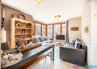 <p><strong>Koksijde-Bad, Residentie Isabelle, bemeubeld appartement op de 1e verdieping zonder lift.</strong></p>
<p>Bestaande uit: inkomhall, lichtrijke woonkamer, ingerichte open keuken, slaapkamer met toegang tot balkon en een badkamer met wastafel en ligbad, afzonderlijk toilet. Privatieve kelder is inbegrepen in de prijs. Het appartement wordt bemeubeld verkocht en twee gemeenschappelijke parkeerplaatsen voor de residentie.<br /> </p>
<p><strong>De residentie is centraal gelegen en op slechts enkele passen van zee.</strong></p>