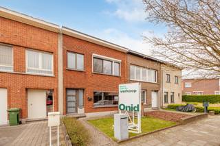 <p>In de Koornbloemwijk in Wilrijk, een rustige en gezellige buurt waar buren elkaar nog kennen, ligt deze fijne gezinswoning aan de Zilvervosstraat 6. Het is zo’n plek waar je rustig woont, maar toch alles vlakbij hebt: scholen, winkels, openbaar vervoer en vlotte verbindingen richting stad. Ideaal voor wie graag thuiskomt in alle rust, zonder afgelegen te wonen.</p><p><br /></p><p>Je stapt binnen in een ruime inkomhal die meteen de toon zet. De authentieke trap en deuren geven het huis karakter en zorgen voor die warme, vertrouwde sfeer. Van hieruit wandel je door naar de leefruimte, maar je kan ook via de keuken binnen — handig in het dagelijkse leven.</p><p>De leefruimte is ruim en gezellig, met een mooie schouw als blikvanger. Een plek waar je ’s avonds samenkomt, gasten ontvangt of gewoon even tot rust komt. Aansluitend ligt de eetruimte en de praktische keuken, met daarnaast een veranda die extra licht binnenbrengt en uitkijkt op de tuin.</p><p>Die tuin is ruim en onderhoudsvriendelijk, perfect om er een gezellig terras van te maken. Achteraan is er nog een bergruimte met lounge, ideaal als extra opslag, hobbyplek of gewoon een rustige hoek om te ontspannen.</p><p>Boven zijn er drie slaapkamers en een badkamer, precies wat je nodig hebt voor een comfortabel gezinsleven, met ruimte voor iedereen.</p><p><br /></p><p>Ook technisch zit je hier goed: het dak werd vernieuwd in 2020, de buitengevel geïsoleerd in 2024, de elektriciteit is conform en met een EPC B woon je hier energiezuinig en zorgeloos.</p><p><br /></p><p>Een warme woning in een fijne wijk, waar je je snel thuis voelt en waar nog veel mooie momenten kunnen ontstaan.</p>