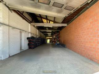 <p><span><strong>MULTIFUNCTIONEEL </strong>pand op de grens met Maarkedal biedt alles wat u nodig heeft: een ruime woning, een loods van 300m² met hoge poort (4m), opslagruimte van 65m² en een aparte bureelruimte. Dankzij de <strong>CENTRALE LIGGING </strong>geniet u van een <strong>VLOTTE VERBINDING </strong>naar Ronse, Brakel, Flobecq en Oudenaarde. De woning beschikt over een <strong>LICHTRIJKE LEEFRUIMTE </strong>met aansluitend terras, een uitgeruste keuken, badkamer en vier slaapkamers. Via de <strong>VASTE TRAP </strong>bereikt u de <strong>GROTE ZOLDER </strong>met <strong>UITBREIDINGSMOGELIJKHEDEN </strong>voor extra kamers of een hobbyruimte. Ideaal voor <strong>ZELFSTANDIGEN</strong>, <strong>VRIJE</strong> <strong>BEROEPEN</strong> of ondernemers die hun zaak <strong>AAN HUIS </strong>willen uitbouwen. Het <strong>MAGAZIJN </strong>biedt niet alleen ruimte voor <strong>STOCKAGE </strong>of productie, maar beschikt ook over <strong>BERGINGEN </strong>en een <strong>DUBBELE </strong>GARAGE. Na de werkdag komt u heerlijk tot rust in de <strong>ZONNIGE TUIN </strong>met prachtig zicht op groen en <strong>BOOMPARTIJEN</strong>. Deze eigendom is een <strong>UNIEKE OPPORTUNITEIT</strong> voor wie <strong>RUIM </strong>wil wonen én <strong>PROFESSIONEEL </strong>actief wil zijn op één locatie. Mis deze kans niet om <strong>WONEN EN WERKEN</strong> slim te combineren in een <strong>GROENE</strong>, <strong>GOED BEREIKBARE OMGEVING.</strong></span></p>
<br />Adres: Schorissesteenweg 86 te Ronse<br /><br />Renovatieplicht van toepassing; P-score: A, G-score: A