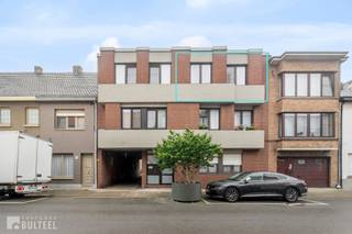 Op zoek naar een aangenaam en praktisch appartement met een zonnig terras en garagebox? Dan is dit dakappartement, gelegen aan Brugsken 135 te Sint-Niklaas, zeker het ontdekken waard. Het appartement omvat een inkomhal, een lichtrijke leefruimte met rechtstreekse toegang tot het zuidwestgerichte terras en een ingerichte keuken die mooi aansluit bij de leefruimte. Verder beschikt het appartement over twee slaapkamers en een badkamer, uitgerust met een lavabo, toilet en praktische inloopdouche. Een bijkomende troef is de garagebox, die voorzien is van elektriciteit en recent werd uitgerust met een nieuw dak. Het appartement beschikt daarnaast over ramen met dubbele beglazing en aan het terras werd een automatisch rolluik voorzien. De elektrische installatie is conform en met een EPC-label B beschikt het appartement over een degelijke energieprestatie. Dankzij de combinatie van de lichtrijke leefruimte, het zonnige zuidwestgerichte terras, de twee slaapkamers en de praktische garagebox biedt dit appartement alles voor wie op zoek is naar een aangename en comfortabele woongelegenheid in Sint-Niklaas.