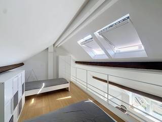 Brussel: Uniek appartement met 1 slaapkamer in het centrum<br /><br />Dit appartement bevindt zich op de 3e verdieping van een prachtig gerenoveerd herenhuis in het centrum van Brussel. Gelegen op een toplocatie, in de directe nabijheid van winkels, openbaar vervoer en scholen.<br /><br />Het appartement bestaat uit een ruime en lichtrijke leefkamer met een semi-open, geïnstalleerde keuken. Verder is er een grote slaapkamer met een aansluitende badkamer die is uitgerust met een wastafel, douche en toilet.<br />Verder beschikt dit pand over een ruime mezzanine die kan dienen als logeerkamer of bureau.<br /><br />De maandelijkse kosten bedragen een forfait van 50 euro per maand voor het onderhoud van de gemeenschappelijke delen en de aankoop van het zout voor de waterverzachter (die zich in de kelder bevindt).<br /><br />EPC-label: D<br /><br />Spreekt dit unieke pand u aan? Dien dan snel uw bezoekaanvraag in via onze website.