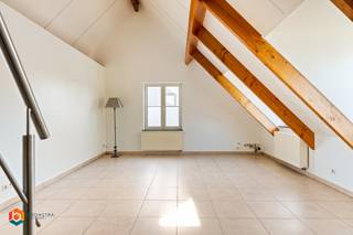 Op een uitstekende locatie te Sint-Katelijne-Waver bevindt zich dit instapklaar dakappartement met zeer ruim terras. U geniet hier van een goede bereikbaarheid, toch nabij het centrum met winkels, scholen en het openbaar vervoer.<br /><br />Het appartement bevindt zich op de bovenste verdieping van dit kleinschalig appartementsgebouw. We betreden het appartement via de inkomhal. De ruime leefruimte geniet van veel lichtinval en kan ingericht worden met een gezellige zithoek en eetplaats. De open keuken is mooi geïntegreerd in het geheel en voorzien van kwalitatieve toestellen. De nachthal geeft ons verder toegang tot 1 slaapkamer, een aparte berging en de badkamer uitgerust met lavabo en douchebad. Vanuit de leefruimte kunt u ook de zolder bereiken, momenteel ingericht als tweede slaapkamer. Op het prachtig terras kunt u steeds in alle rust en privacy genieten van het mooie weer. Indien gewenst kan er een private garagebox met aansluiting voor elektriciteit en water bij aangekocht worden voor €30.000.<br /><br />Dit is een uitstekende opportuniteit als u op zoek bent naar een prachtig appartement met ruim dakterras op toplocatie te Sint-Katelijne-Waver. Contacteer ons voor meer informatie op 0479/47.09.61 of neem een kijkje op www.boonstravastgoed.be . <br /><br />Bijzonderheden: <br />- Ruim<br />- Uniek terras<br />- Uitstekende locatie