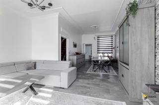 <p><span>Stadionstraat 75 - Antwerpen (2020)</span></p><p><span> </span></p><p><span>Bel-etage (181 m²) met 3 slaapkamers en buitenruimte (30 m²) in Antwerpen (2020).</span></p><p><span> </span></p><p><span>Dankzij de centrale ligging behaalt het pand een uitstekende mobiscore. Het openbaar vervoer is vlot bereikbaar en ook de A12 en andere verbindingswegen liggen op slechts enkele minuten rijden. Daarnaast zijn er in de nabije omgeving meerdere velo-stations te vinden, en is er een ruim aanbod aan (lokale) winkels en supermarkten vlakbij.</span></p><p><span> </span></p><p><span>De woning is steeds goed onderhouden en beschikt over een praktische, doordachte indeling. De ramen zijn voorzien van dubbele PVC-beglazing en de verwarming is op gas.</span></p><p><span>Via de inkom- en traphal krijg je toegang tot de ruime inpandige garage (28 m²) aan de rechterzijde. Achteraan op het gelijkvloers bevinden zich nog een polyvalente kamer (12 m²), ideaal als bureau of hobbyruimte, een (bij)keuken/wasplaats (11 m²) en een aparte wc. De onderhoudsvriendelijke buitenruimte (30 m²) is noord-oost-georiënteerd en biedt een aangename plek om buiten te vertoeven.</span></p><p><span>Op de eerste verdieping situeren zich de leefruimtes. Vooraan bevindt zich de L-vormige woonkamer (35 m²), terwijl je achteraan de aparte keuken (11 m²) terugvindt, uitgerust met alle hedendaags comfort. Aansluitend ligt de moderne badkamer (5 m²), ingericht met een inloopdouche, handdoekdroger, toilet en lavabomeubel.</span></p><p><span>De bovenverdieping telt drie volwaardige slaapkamers van 7 m², 10 m² en 14 m² — ideaal voor een gezin of voor wie extra ruimte wenst voor bureau of dressing.</span></p><p><span>Ben je op zoek naar een ruime woning met garage, drie slaapkamers en tal van mogelijkheden? Mis deze kans niet! Bewoonbare opp. 181 m² ref.: bruto vloeropp. EPC. Voor meer info of een gratis schatting surf naar www.hansimmo.be</span></p><p><span> </span></p>