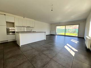 Instapklare halfopen woning op een ideale en rustige locatie in Mariaburg.Indeling: inkomhal met gastentoilet, een ruime woon- en eetkamer met veel...