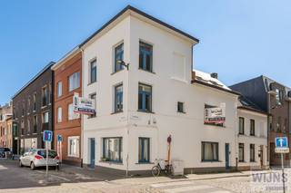 Op een absolute toplocatie, vlak bij de Grote Markt van Lier, bevindt zich dit ruim en karaktervol hoekpand in de Huibrechtstraat 2. Dankzij de centrale ligging geniet u van alle voorzieningen, winkels en horeca op wandelafstand, terwijl u toch kan rekenen op voldoende rust en privacy.<br />Het pand werd in 2022 volledig opgefrist. Enkele belangrijke vernieuwingen zijn onder meer:<br />-Een nieuw dak 🛖<br />-Nieuwe beglazing (energiezuinige ramen) 🪟<br />-Twee vernieuwde badkamers <br />-Algemene opfrissingswerken doorheen het volledige gebouw.<br />Met maar liefst vijf ruime slaapkamers en twee volwaardige badkamers biedt deze woning tal van mogelijkheden, zowel voor grote gezinnen als voor mensen die ruimte zoeken om wonen en werken te combineren.<br />Bovendien geldt voor dit pand geen renovatieverplichting, wat het meteen instapklaar en bijzonder interessant maakt als investering of eigen bewoning.<br /><br />Troeven:<br />+ Hoekligging met veel lichtinval ☀️<br />+ Vlak bij de Grote Markt van Lier 📍<br />+ Volledig opgefrist in 2022 🔨<br />+ 5 slaapkamers – 2 badkamers 🛌🛁<br />+ Geen renovatieverplichting ✅<br /><br />Een pand als dit komt zelden op de markt. Maak vandaag nog een afspraak voor een bezichtiging en ontdek zelf de vele troeven van deze unieke eigendom!<br />Voor interactieve grondplannen met foto’s, ga naar www.wijns.be en klik op de knop “virtueel bezoek”.<br />Info &amp; afspraak:  ☎ 0473/33 33 10   ✉ geoffry@wijns.be