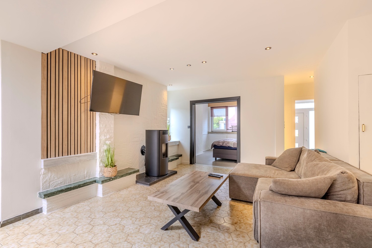 Grotendeels gerenoveerde woning met 3 slaapkamers , tuin en dubbele garage ! - foto 5