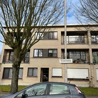In het gezellige Wilrijk ligt dit gerenoveerde tweeslaapkamer appartement. Park Van Eden en het Fort van Wilrijk liggen op wandel- en fietsafstand. Bovendien is er een vlotte verbinding door de nabijheid van de A12 en de Antwerpse Ring. <br /><br />Het appartement is recent gerenoveerd en gelegen op de tweede verdieping (zonder lift) van een kleinschalig gebouw. Binnenkomen doe je via de ruime inkomhal met ingemaakte kasten. Verder kom je in de lichte woonkamer op parket met aansluitend de uitgeruste keuken (vaatwasser, kookvuur, dampkap, koelkast, diepvries en oven). Vooraan is een terras waar je kan genieten van de aankomende zomerdagen. Verder beschikt het appartement over twee ruime slaapkamers, een badkamer met ligbad en douche, berging en een apart toilet. <br /><br />Bijzonderheden:<br />Onmiddellijk beschikbaar<br />Garagebox verplicht bijhuren: 100,00 €/maand<br />Maandelijkse kosten: 50 €/maand (incl. water)<br />Gas en elektriciteit met eigen meters<br />EPC: 168kWh (label B)<br />Vraag uw bezoek aan via: https://mijnhuurprofiel.be/property/6ea93e51-75bb-4491-ab26-2d7d59a222dc