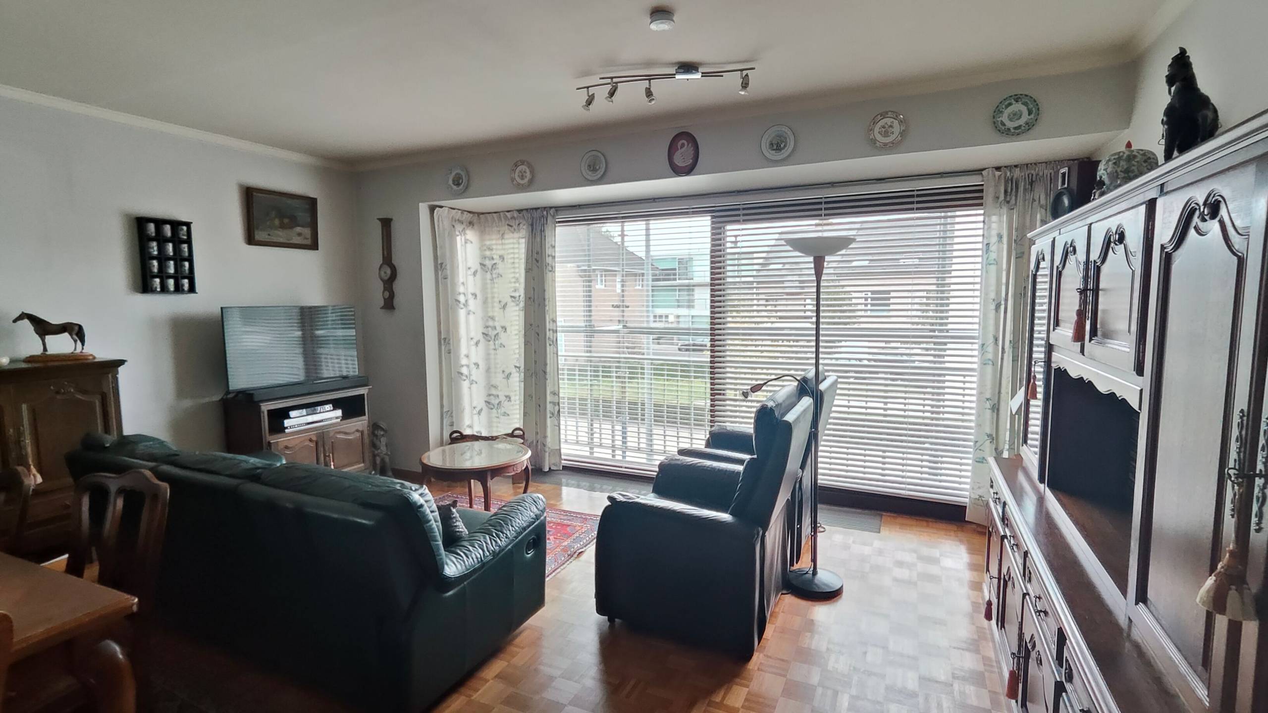 Zonnig gelegen appartement met 2 slaapkamers en garagebox te Oostkamp - foto 2