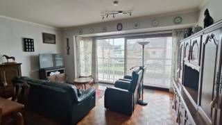 Wij bieden dit zonnige appartement gelegen in Residentie Gruuthuyse op het eerste verdiep te huur aan. Dit appartement beschikt over twee...