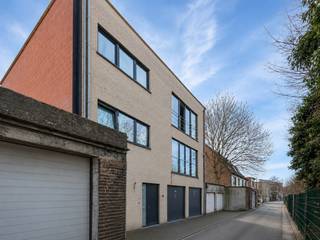 Bezoeken + Info: 0493/209756<br />Een zeer goed gelegen, recente opbrengsteigendom (bouwjaar: 2019) bestaande uit 2 ruime appartementen met 3 slaapkamers + terras en 2 individuele garageboxen met sectionale poort. Gelegen op 5 min van Tour & Taxi. Elektriciteit 100% conform tot 2044.<br /> <br />Bestaande uit:<br />Gelijkvloers: heden studio-appartement met 1 slaapkamer, living-leefruimte, douchekamer;<br />Appartement eerste verdieping (113m² - EPC C): inkomhal, living-leefruimte, geïnstalleerde keuken, nachthal, 3 slaapkamers, douchekamer (inloopdouche, lavabo), separaat toilet;<br />Appartement tweede verdieping (113m² - EPC D+): inkomhal, living-leefruimte, geïnstalleerde keuken, nachthal, 3 slaapkamers, douchekamer (inloopdouche, lavabo), separaat toilet;<br />Verder: terrassen, tuin, 2 gesloten garageboxen met sectionale poort<br /><br />Buitenschrijnwerk PVC dubbele + driedubbele beglazing + rolluiken<br />Centrale verwarming op aardgas - condensatieketels + airco’s + 28 zonnepanelen<br />EPC app 1e verdieping : 150kWh/m² / EPC app. 2e verdieping: 168 kWh/m²<br />Elektriciteit 100% conform tot 2044.<br />K.I.: 2.285 EUR<br /><br />Stedenbouwkundige inlichtingen aangevraagd.