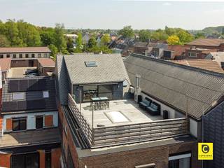 <p><span>Ruim en centraal gelegen 2 slaapkamer duplex-appartement met zeer ruim zonnig terras en garage!</span></p><p><span>Dit duplex-appartement is gelegen in het centrum van Kontich op wandelafstand van winkels, scholen en openbaar vervoer. Het appartement heeft 2 kamers, waarvan 1 voorzien is van airco, en een prachtig en zeer ruim terras. Hier kan je genieten van de ondergaande zon. </span></p><p><span> </span></p><p><span>Inkomhal met vestiairekast:</span></p><p><span>We betreden het appartement via de inkomhal. Hier bevindt zich een vestiairekast en een private trap naar het eigenlijke appartement.</span></p><p><span> </span></p><p><span>Leefruimte, keuken en berging:</span></p><p><span>De zeer ruime leefruimte op parket heeft een grote schuifraam die toegang geeft tot het zonnige terras. Naast de leefruimte is de ingerichte keuken.</span></p><p><span> </span></p><p><span>Badkamer:</span></p><p><span>In de badkamer vinden we een bad/douche combi, dubbele lavabo, wc en aansluiting voor de wasmachine terug. </span></p><p><span> </span></p><p><span>Slaapkamers:</span></p><p><span>De eerste slaapkamer is naast de leefruimte. De tweede kamer bereiken we via een trap vanuit de leefruimte naar de tweede verdieping en bevindt zich onder het dak. Deze kamer is extra ruim en is voorzien van airco.</span></p><p><span> </span></p><p><span>Garagebox:</span></p><p><span>Er is een private garagebox inbegrepen in de prijs. Deze kan dienen als extra berging of om fietsen of een moto te plaatsen. Een kleine stadswagen kan er mogelijks parkeren maar een iets groter model kan je eenvoudig parkeren op de parkeerplaatsen vlakbij het appartement.  Aan parking geen gebrek.</span></p><p><span> </span></p><p><span>Water, elektriciteit en verwarming zijn individueel en volledig ten laste van de huurder.</span></p><p><span> </span></p><p><span>Huurprijs en beschikbaarheid:</span><span><br /></span><span>Huurprijs: € 960,00/maand<br />Maandelijkse provisie : €40,00/maand - verbruik en onderhoud gemeenschappelijke delen</span></p><p><span>Beschikbaar:  1/8/2026</span></p><p><span> </span></p><p><span>Contacteer ons nu voor een bezoek ter plaatse via onze website <span>www.coprimmo.be</span></span><span> of telefonisch op 03/449 49 77.</span></p><p><span> </span></p><p><span> </span></p><p><span> </span></p><p><span> </span></p><p><span> </span></p>