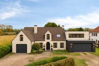 Een woning met karakter, klaar om met een frisse uitstraling te schitteren.  Deze bijzonder royale open bebouwing in Boutersem biedt een overvloed aan mogelijkheden, heeft ook geen grondige renovatie nodig, enkel een frisse toets om deze woning te laten schitteren. Op het gelijkvloers zijn er heldere en open leefruimtes met een aangename lichtinval. De verdieping biedt met maar liefst 5 slaapkamers en 2 polyvalente ruimtes alle plaats voor een groot gezin, hobby's of comfortabel thuiswerk. Daarnaast beschikt de woning over 2 inpandige garages (plaats voor 5 wagens ) en een volwaardige kelderverdieping die volledig naar wens ingericht kan worden. Achter de woning bevindt zich een grote, privacy biedende tuin: het eerste deel is mooi aangelegd, terwijl het achterste gedeelte met volwassen bomen een groen rustpunt vormt.

Omvattende:

Gelijkvloers: inkomhal, zit- en eetkamer, keuken, polyvalente kamer, berging, toiletruimte, 2 inpandige garages

Eerste verdieping: nachthal, master bedroom en dressing, 4 slaapkamers, 2 polyvalente ruimtes, badkamer

Zolderverdieping: bergzolder

Kelderverdieping: polyvalente ruimte

Oprit, terras en tuin: dubbele oprit, aangelegde tuin met terras en berging

Ligging: de woning bevindt zich in het centrum van Boutersem en biedt alle faciliteiten in de nabije omgeving. Bushaltes zijn vlakbij, het station van Vertrijk bevindt zich op 1,5 km en de aansluiting met de E40 is op een 3-tal km rijden.  Bekijkt u dit pand via één van onze aanverwante websites, dan verwijzen wij u graag door naar onze eigen website voor de volledige beschrijving en meer foto's van deze wooost. https://www.itimmo.be/kerkomsesteenweg-58-boutersem