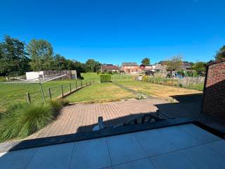 <p><strong>🏡 Gezellige gezinswoning met 3 slaapkamers, inpandige garage en tuin in rustige doodlopende straat op een totale opp van 8a.</strong><br /><br />Bent u op zoek naar een charmante woning op een rustige locatie?<br />Dan is deze gezellige gezinswoning in het rustige Mol-Ezaart zeker een bezoek waard.<br /><br />Gelegen in een doodlopende straat geniet u hier van alle rust, terwijl winkels, scholen en andere voorzieningen vlot bereikbaar zijn.<br /><br />Via de inkomhal komt u de woning binnen.<br />Van daaruit bereikt u de gezellige woonkamer met houtkachel, die zorgt voor een warme en sfeervolle leefruimte.<br />Aansluitend bevindt zich de keuken, die wordt uitgerust met een koelkast en nieuwe oven. <br />Verder beschikt het gelijkvloers over een ruime slaapkamer, een badkamer met douche in bad, apart toilet en een praktische inpandige garage.<br />Daarnaast is er een kelder aanwezig, ideaal als extra opslagruimte.<br /><br />Op de verdieping bevinden zicht nog twee ruime slaapkamers en een berging.<br />Hierdoor is de woning perfect geschikt is voor een klein gezin, een koppel of wie graag een extra hobby- of bureauruimte heeft.<br /><br />🌿 Achteraan de woning geniet u van een aangename tuin met terras, de ideale plek om te ontspannen of gezellig buiten te eten in alle rust.<br />Naast de woning is er nog een aparte berging.<br /><br />📞 Interesse? Neem gerust contact met ons op voor een bezichtiging. Bezoeken zijn steeds mogelijk op afspraak. Beschikbaarheid in onderling overleg.</p>