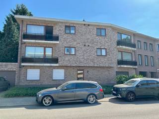 <p><span>Welkom in dit ruime en comfortabele halfopen appartement in Ekeren met een totale oppervlakte van ongeveer 91 m² en een prima e-peil (B)</span></p><p><span> </span></p><p><span>Het appartement beschikt over 2 slaapkamers, een open en lichte woonkamer met basis ingerichte keuken en berging, een apart toilet, een badkamer voorzien van een ligbad en dubbele wastafel en een achtergelegen zonnig terras.</span></p><p><span> </span></p><p><span>Het gebouw zelf is goed onderhouden en wordt beheerd door een professionele syndicus. De locatie in Ekeren is ideaal, met goede bereikbaarheid naar het centrum en alle benodigde voorzieningen in de buurt.</span></p><p><span> </span></p><p><span>Een inpandige garage voorziet één private autostaanplaats/fietsenberging en in de kelder bevindt zich tevens nog een handige private berging.</span></p><p><span> </span></p><p><span>Het appartement is momenteel verhuurd sinds 2015 en mogelijk beschikbaar na de wettelijke opzegtermijn van 6 maanden. </span></p>