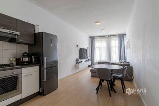 <p><span>2e verdieping vooraan</span></p><p><span>Energiezuinig appartement (59 m²) met 1 slaapkamer in Antwerpen (2060).</span></p><p><span>In de Lange Lobroekstraat woon je in een opkomende buurt nabij Park Spoor Noord en de Slachthuissite. Winkels, supermarkten en andere voorzieningen zijn vlot bereikbaar en ook aan openbaar vervoer is er geen gebrek. Met de fiets sta je bovendien in een mum van tijd in het centrum. Dankzij de nabijheid van belangrijke invalswegen is ook de verbinding met de wagen uitstekend.</span></p><p><span>Het appartement bevindt zich vooraan op de tweede verdieping van een kleinschalig gebouw en heeft een bewoonbare oppervlakte van circa 59 m². Het gebouw werd in 2008 volledig gerenoveerd en het appartement behaalt een gunstige EPC-score B en beschikt over conforme elektriciteit. Er zijn aparte meters aanwezig en de vaste kosten blijven met slechts €25 per maand bijzonder beperkt.</span></p><p><span>Je komt binnen in de hal, die toegang geeft tot een apart toilet en een praktische bergkast. Aan je linkerkant ga je de open leefruimte met open keuken binnen, samen goed voor circa 27 m². Dankzij de grote raampartijen aan de voorzijde geniet de ruimte van veel natuurlijk licht. </span></p><p><span>Verder beschikt het appartement over een volwaardige slaapkamer van 13 m². De badkamer van circa 3 m² is uitgerust met een ligbad/douche en lavabomeubel.</span></p><p><span>Een praktisch ingedeeld en energiezuinig appartement met lage vaste kosten op een centrale locatie in Antwerpen. Ideaal als eerste eigen woonst of als investering!</span></p><p><span>Bewoonbare opp. 59 m² ref.: bruto vloeropp. EPC. Voor meer info of een gratis schatting surf naar </span><span><span>www.hansimmo.be</span></span></p><p><span> </span></p>