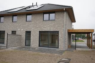 Deze recente nieuwbouwwoning is beschikbaar vanaf 01/03/2026. De woning beschikt op het gelijkvloers over een inkom met toilet, ruime woonkamer...