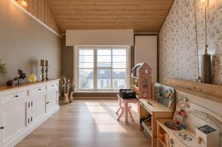 Ruime gezinswoning, tuin en vergunning voor een nieuw atelier in Veldegem<br /><br />Wonen en ondernemen op één adres, met ruimte om uw zaak verder uit te bouwen. Dit handelspand aan de Koning Albertstraat in Veldegem combineert een brede, opvallende gevel met een verzorgd woongedeelte, vijf slaapkamers en een tuin. De eigendom ligt op een perceel van 438 m²en beschikt over een toegekende omgevingsvergunning voor de vernieuwing en uitbreiding van de slagerij.<br /><br />Aan de straatzijde bevindt zich de ingerichte winkelruimte met een lange koeltoonbank. Achteraan sluiten de werkruimtes en professionele koelcellen aan, aangevuld met een personeelsruimte met kitchenette. De commerciële ligging en de brede voorgevel geven uw zaak een goede zichtbaarheid.<br /><br />Vergunde uitbreiding met nieuw atelier<br /><br />Op 7 mei 2026 verleende de deputatie een omgevingsvergunning onder voorwaarden. Het goedgekeurde ontwerp voorziet in:<br /><br />* De sloop van het bestaande slagersatelier van 113,14 m² en de bouw van een nieuw atelier van 187,43 m².<br />* Een nieuwe indeling met koelcellen, opslag, bureauruimte en verwerkingsruimtes.<br />* De interne verbouwing van de bestaande winkel.<br />* Een vernieuwde gevelafwerking met gekaleide gevelstenen, zwart aluminium schrijnwerk en houten accenten.<br />* De heraanleg van de buitenruimte met terras, gazon en een voorziening voor regenwaterinfiltratie.<br /><br />Ook het woongedeelte heeft heel wat te bieden. De lichtrijke leefruimte combineert een gezellige zithoek met een ruime eetplaats. Warme tinten en een verzorgde afwerking zorgen voor een huiselijke sfeer. De uitgeruste keuken beschikt over een lang werkblad, veel kastruimte, ingebouwde toestellen en een praktische ontbijtbar.<br /><br />Met vijf volwaardige slaapkamers, een badkamer met ligbad, stoomdouche en dubbele wastafel, een wasplaats en zolderberging is er voldoende ruimte voor het gezin. De ruime inkomhal biedt bovendien plaats voor fietsen.<br /><br />In de huidige inrichting beschikt de eigendom over een afgeschermd terras en een omsloten tuin. Een garage, zonnepanelen en een warmtepomp vervolledigen het geheel. De eigendom werd grondig gerenoveerd in 2004.<br /><br />Dankzij de vlotte verbindingen naar de invalswegen en autosnelweg is het pand goed bereikbaar voor zowel bewoners als klanten.<br /><br />Meer weten over de eigendom of de vergunde plannen? Contacteer Simon via 0498/123.708 of simon@vicusvastgoed.be en plan uw bezoek.<br /><br />
<p>Enkele afbeeldingen werden visueel aangepast en dienen uitsluitend ter illustratie en inspiratie. Ze tonen een mogelijke inrichting, afwerking of invulling en stemmen niet noodzakelijk overeen met de huidige of vergunde toestand. Eventuele aanpassingen of uitvoeringen dienen steeds vooraf stedenbouwkundig te worden afgetoetst.</p>
