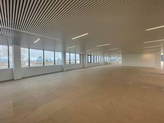 Superbe espace de bureau de 300 m² à louer, avec une excellente visibilité le long de l'E40 à Alost.Cet espace de bureaux est idéal pour les...