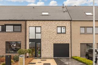 Deze recente en hoogwaardig afgewerkte woning (bouwjaar 2022) combineert architecturale rust, duurzame kwaliteit en uitzonderlijke woonruimte op...